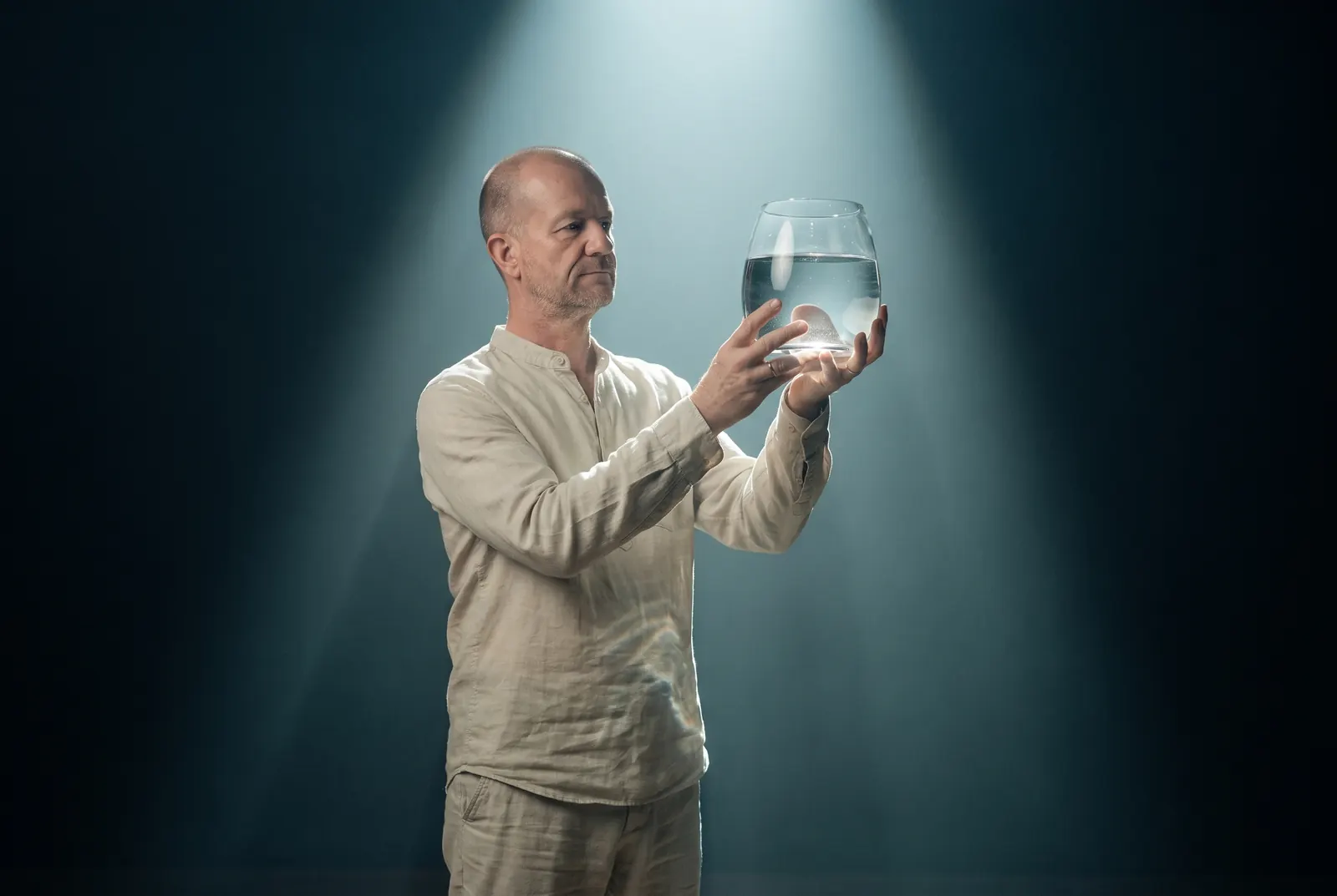 Mike hält eine Schale Wasser